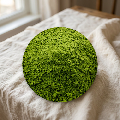 Matcha Taishan bio — poudre verte sur linge crème